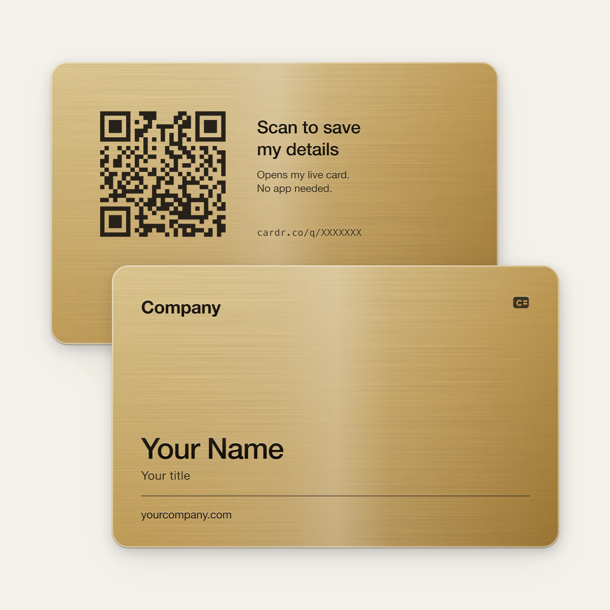 Zwei Cardr-Metal-Visitenkarten in gebürstetem Gold. Vorne graviert mit Platzhaltern für Name, Titel, Firma und Website, hinten mit dem QR-Code, der Ihr aktuelles Cardr öffnet.